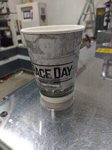 Размер 12 oz (300 ml.), двустенни, картонени чаши – брандирани с лого, рекламни, напечатани