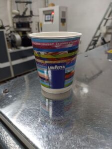 Размер 8 oz, двустенни, картонени чаши – брандирани с лого, рекламни, напечатани
