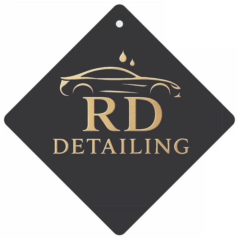 Ароматизатор ромб 70×70 мм за RD Detailing — златно лого с кола на тъмен фон
