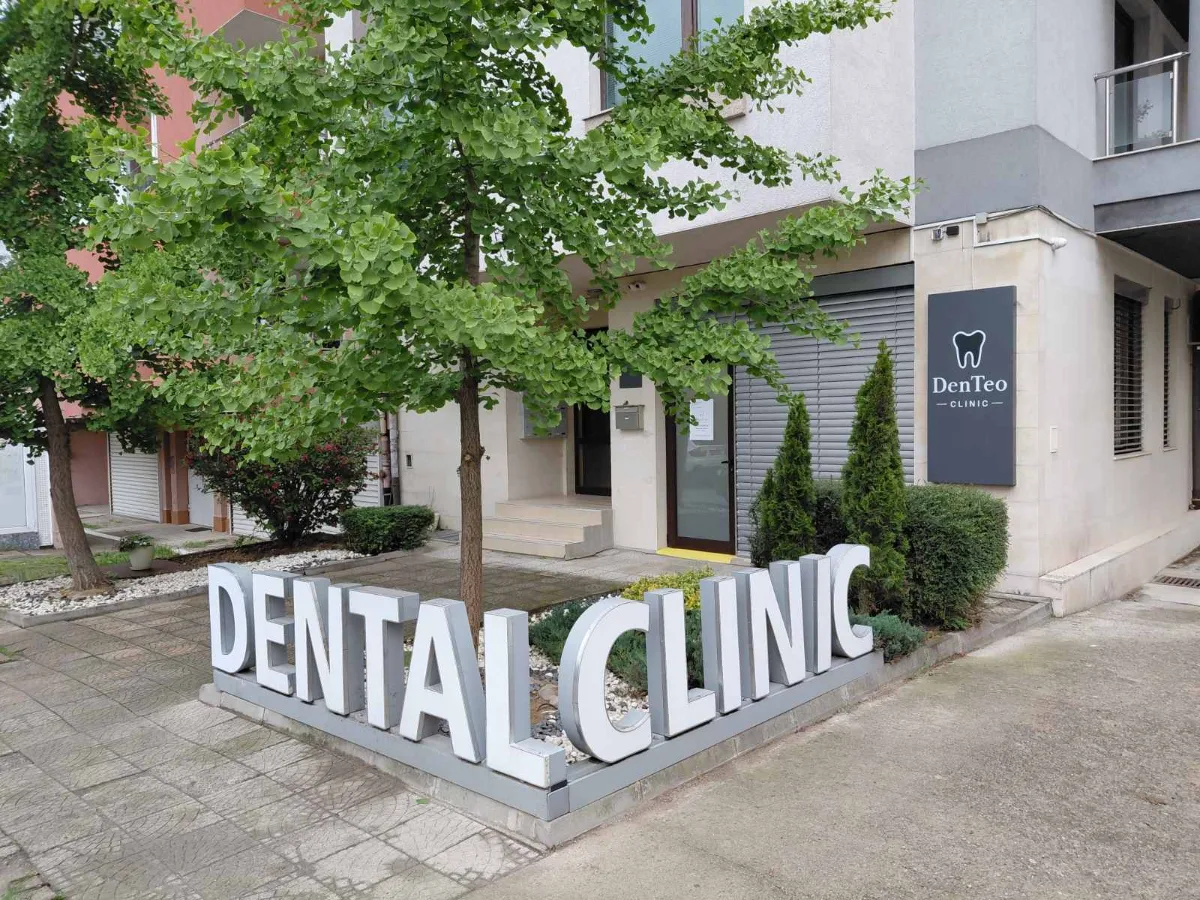 Обемни букви DENTAL CLINIC и фасадна табела на DenTeo Clinic