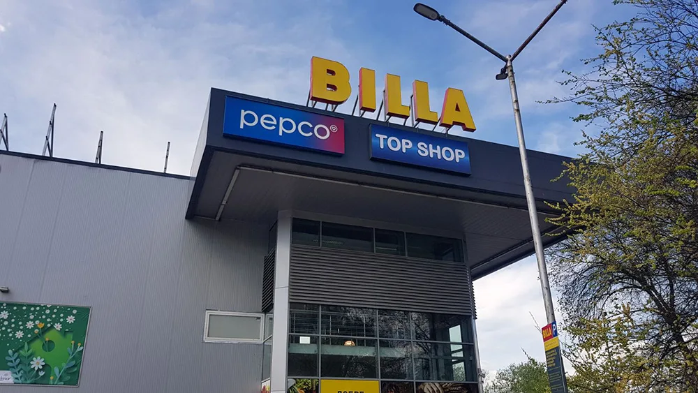 Табела Top Shop над входа на търговски обект